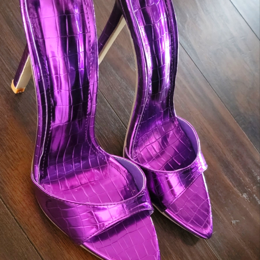 These beautiful metallic purple shoes you will need for the summer 💜